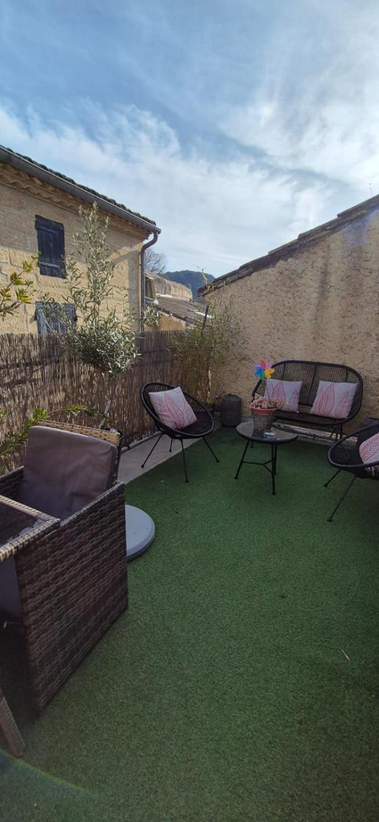 Apartment Proche D'uzes La Terrasse Du Soleil Levant